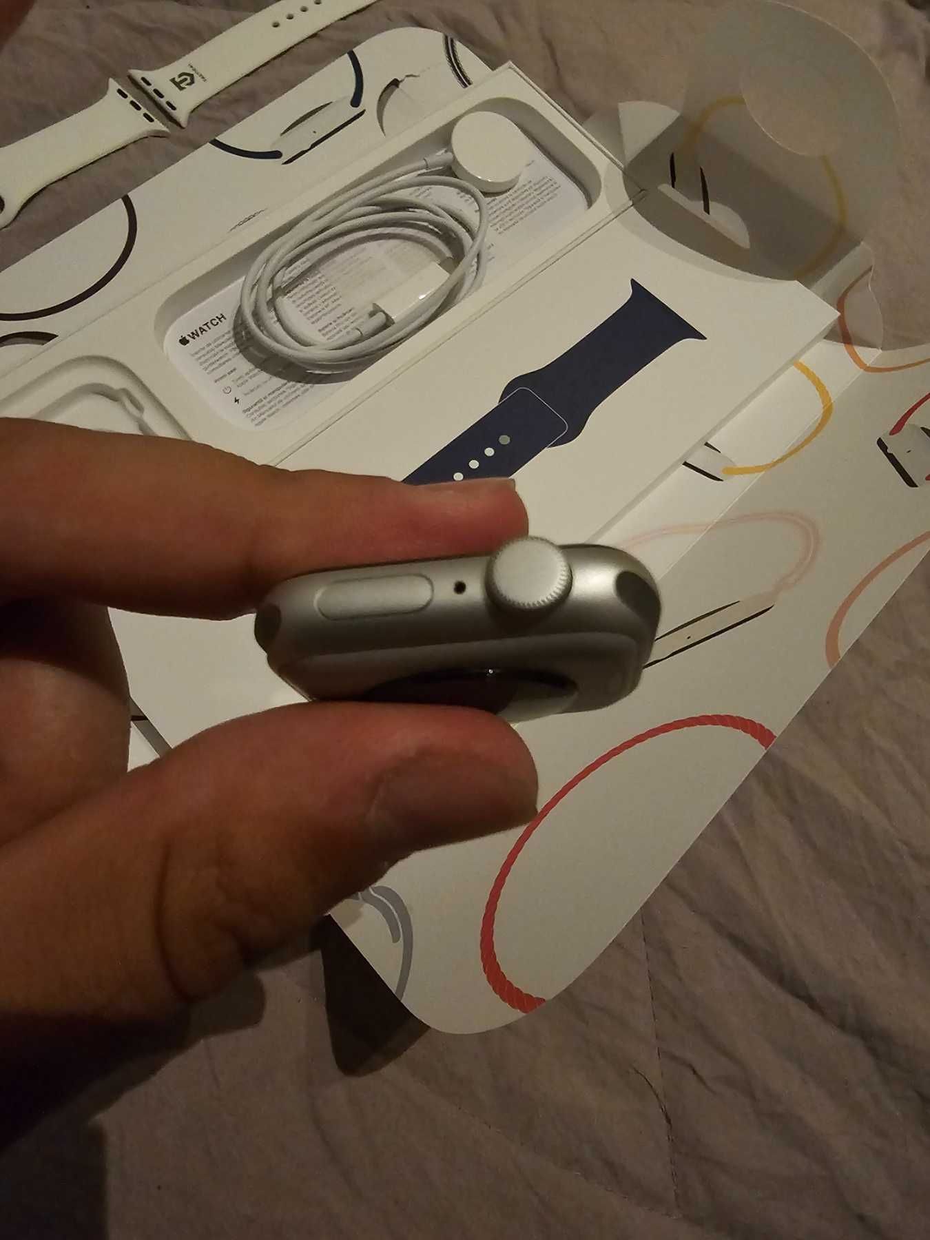 Apple Watch SE2 40mm Silver + бяла каишка Tactical, 2г. гаранция