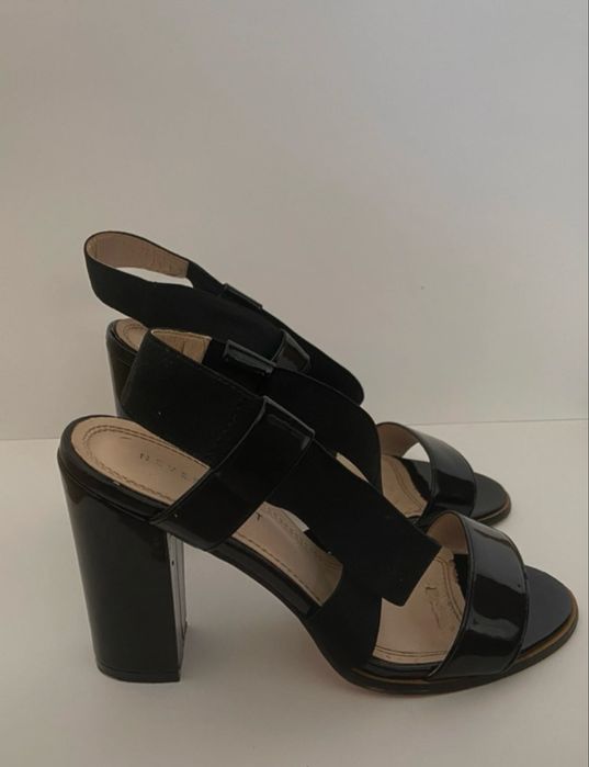 Sandale elegante cu toc lăcuit