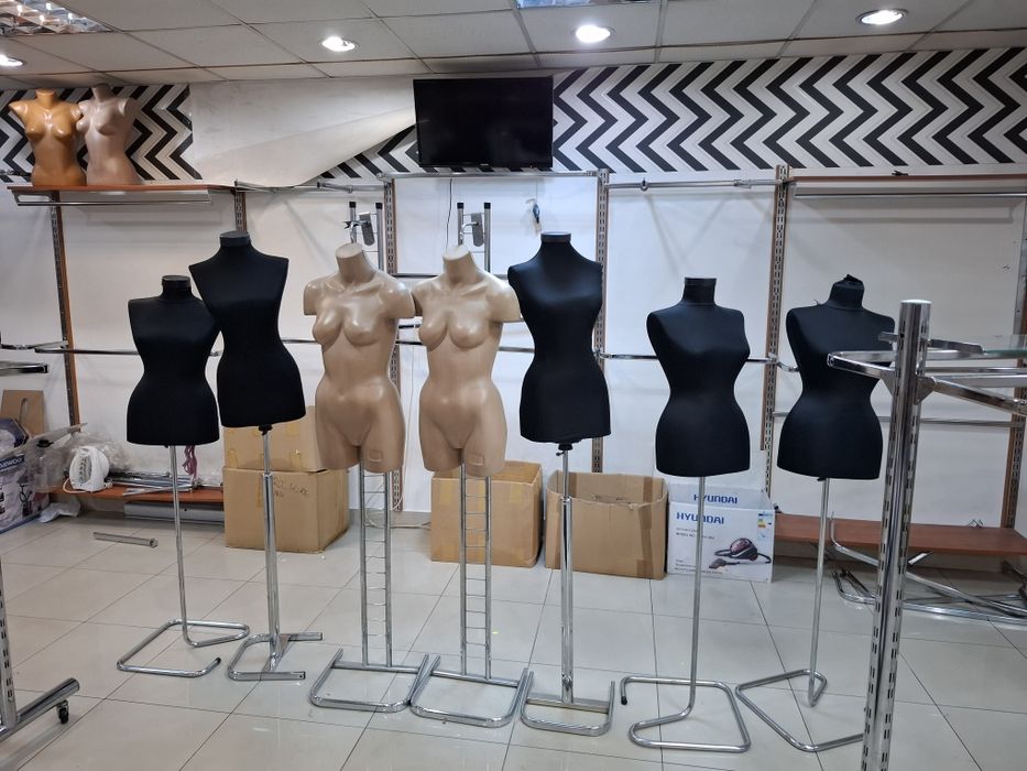 Vând mobilier magazin haine