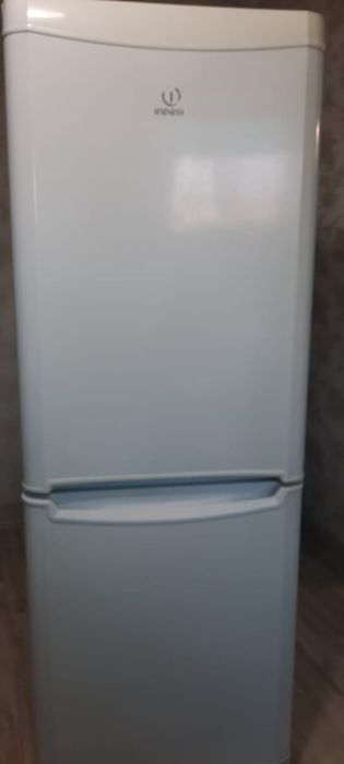 Продам холодильник Indesit