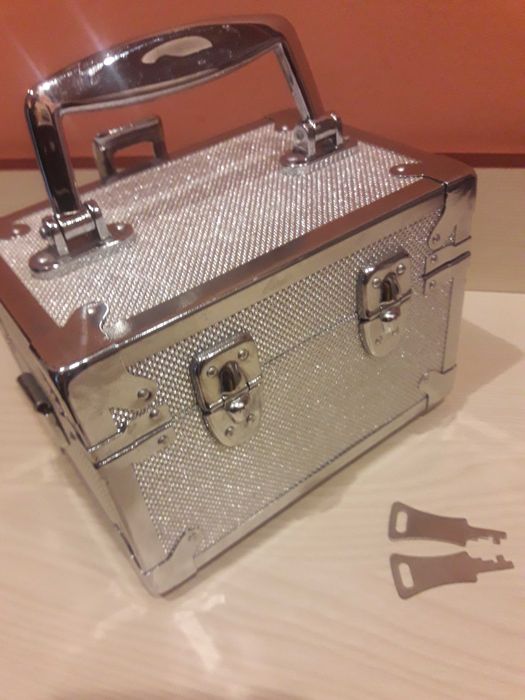 Caseta bijuterii cu maner si doua chei