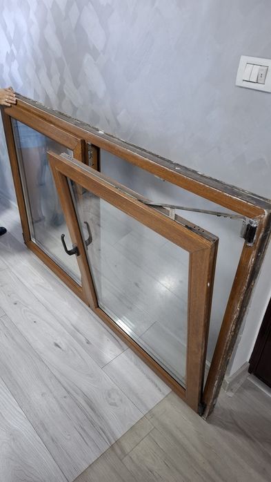 Vând 2 geamuri termopan și un balcon