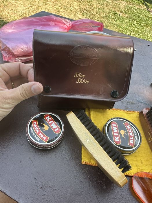 Set întreținere pantofi KIWI cu husă din piele – Made in England