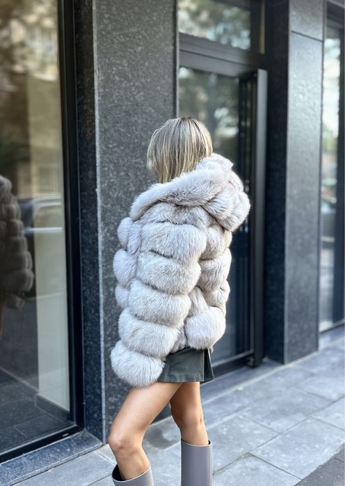 Светлосиво яке с качулка от лисица S размер