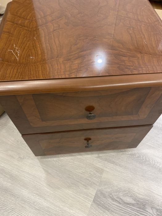 Продам срочно две тумбочки Италия