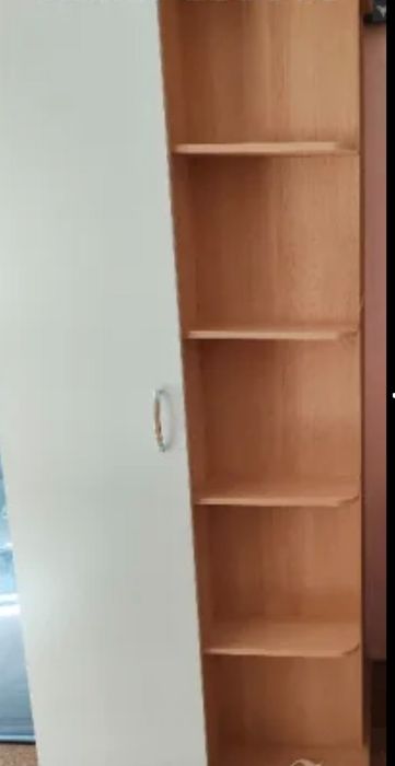 Двоен гардероб с етажерка