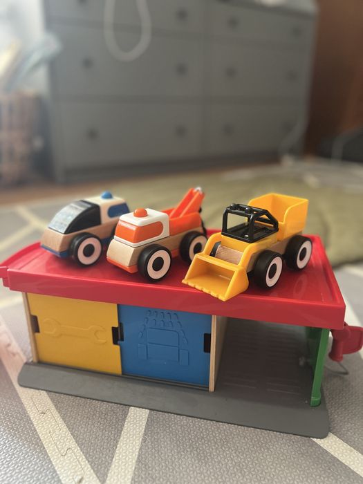 Икеа детски дървен паркинг + 3 превозни средства