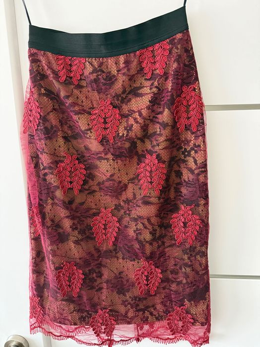 Червена дантелена пола от Avin