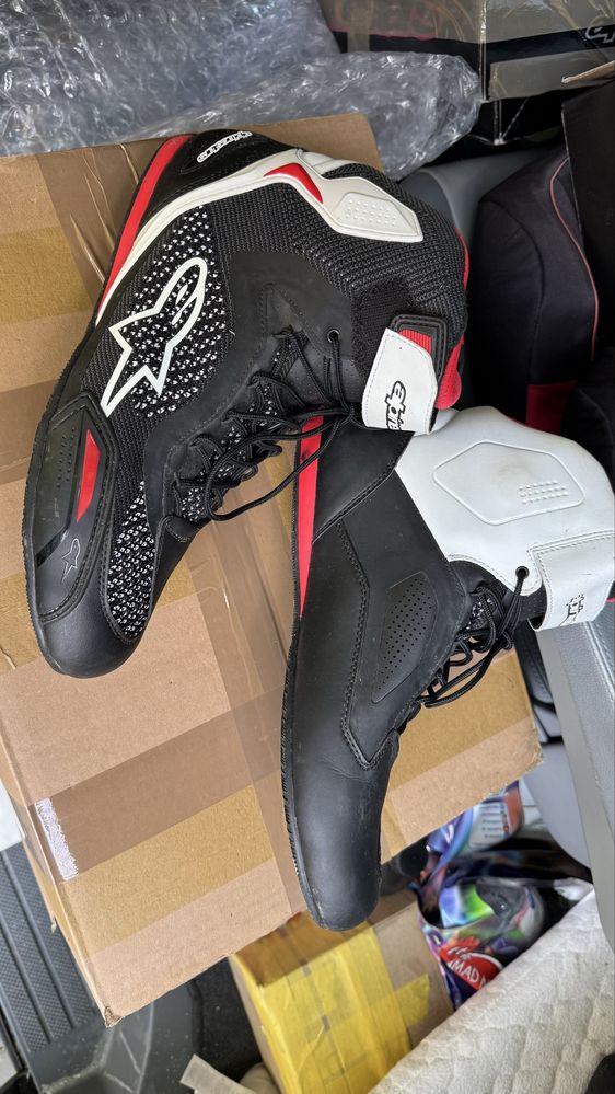 Мото ботуши, боти и ръкавици Alpinestars