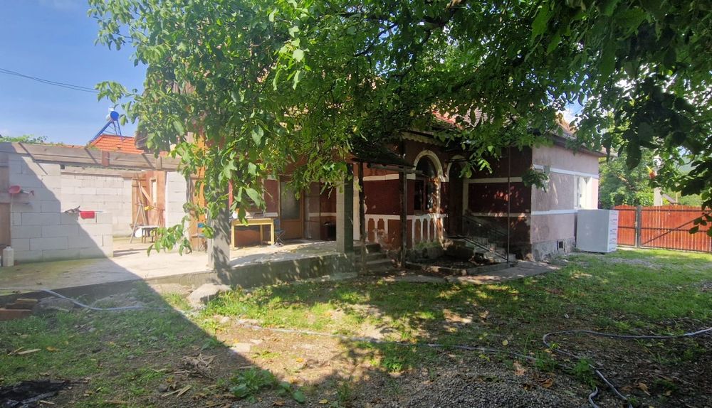 Casa de vanzare cu teren aferent