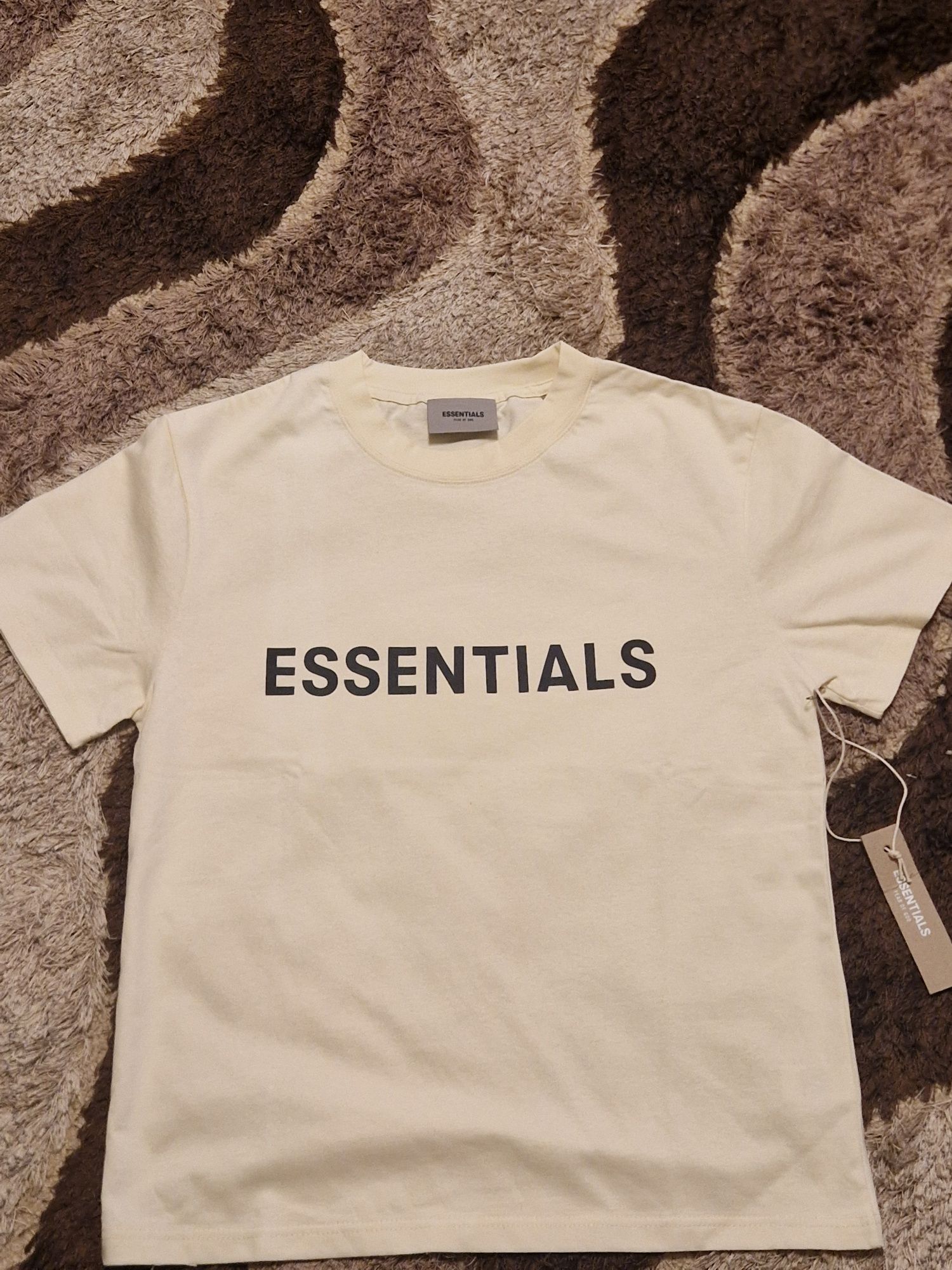 Тениска на Essentials