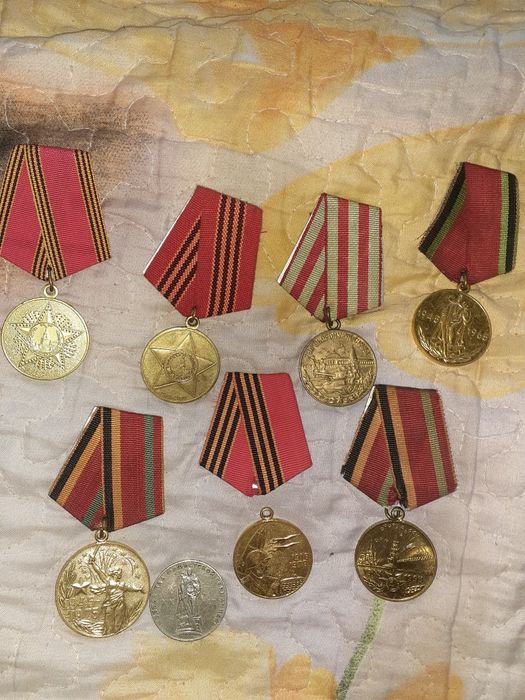 продаются монеты СССР  по 100000 т.сум медали договорная писать сюда