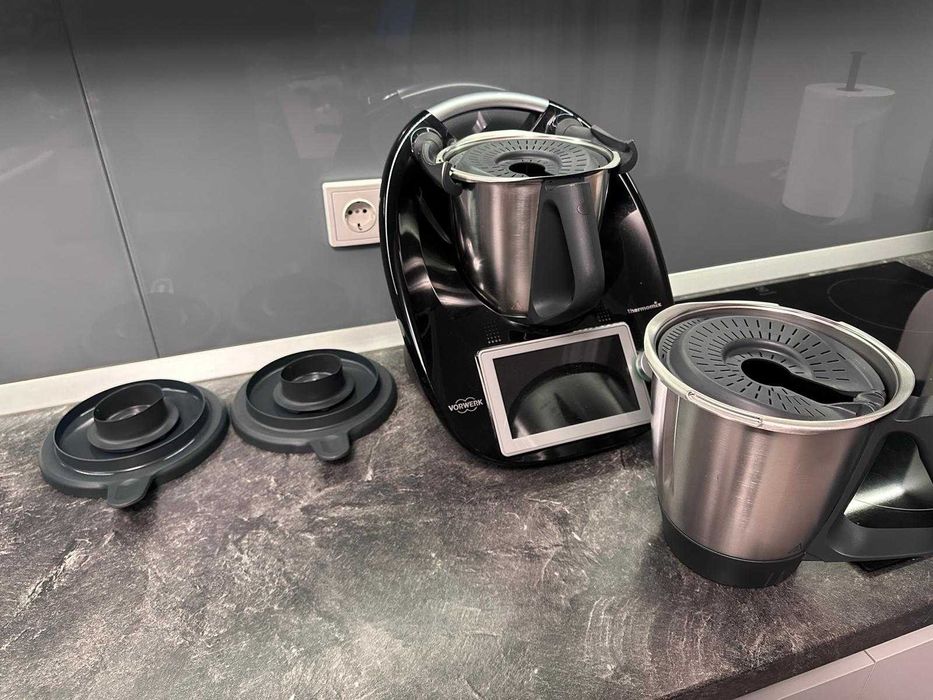 Thermomix TM6 Black Edition- inclus 2 boluri si 3 retetare