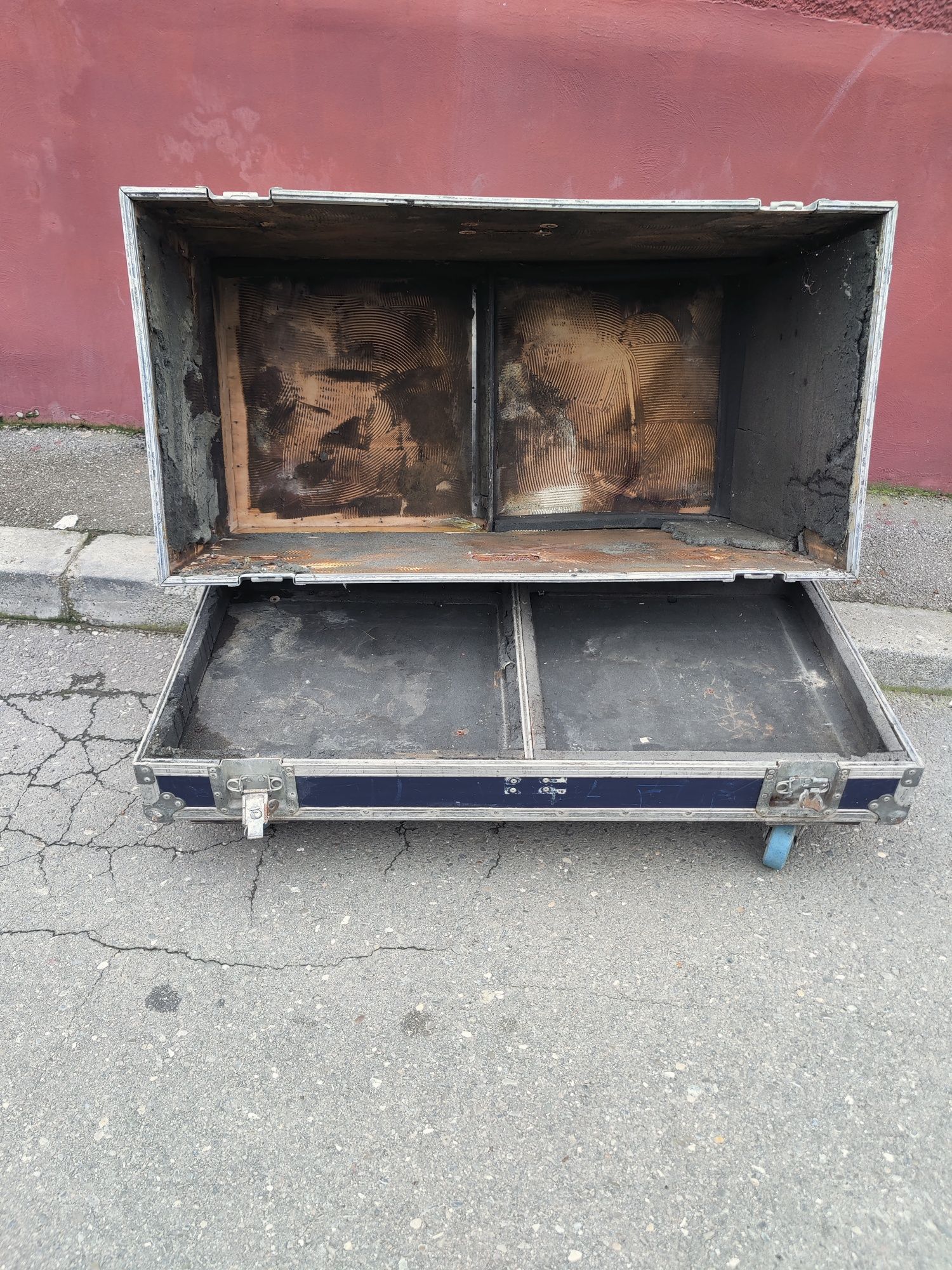 Vând cutie de transportat boxe