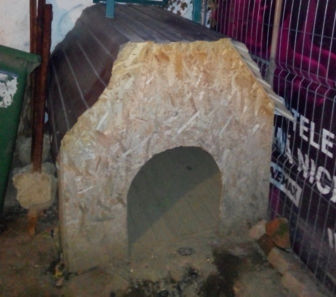 Cusca mare Casuta caine ciine din lemn cu dusumea scanduri si acoperis