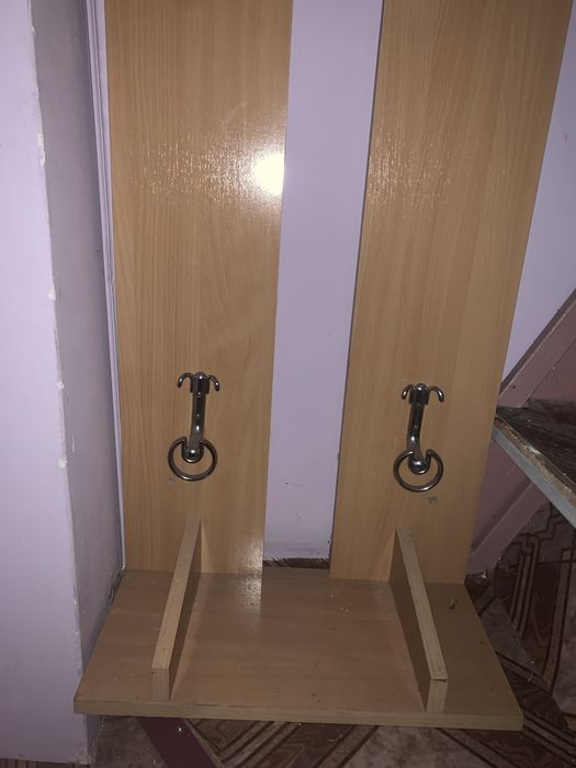 Vand set dulap, comoda si oglinda, rafturi, cuier si 2 scaune bar