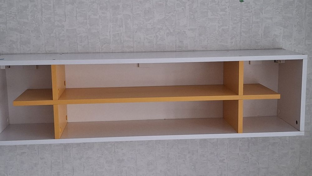 Полка над столом.