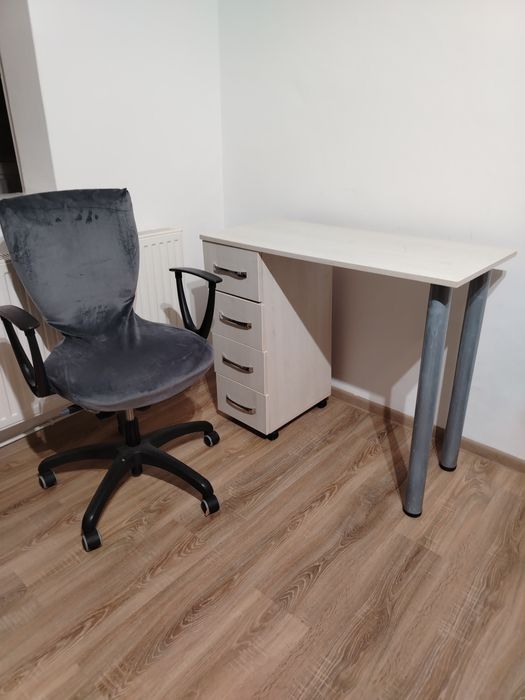 Vând birou cu scaun