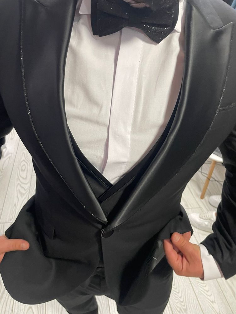 Vand costum de calitate pentru mire