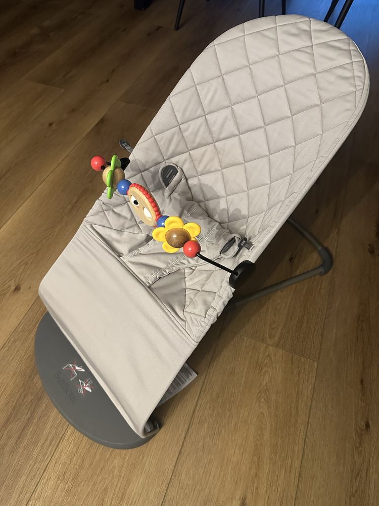 Balansoar Baby Bjorn cu bara de jucarii inclusa