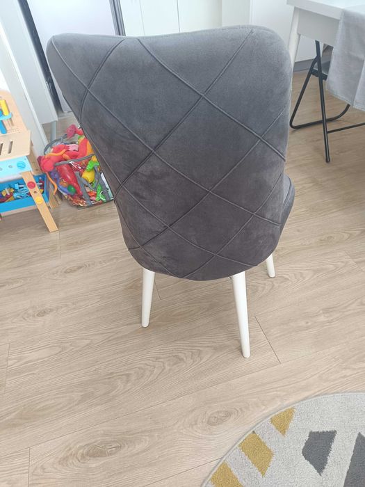 Тапициран единичен стол