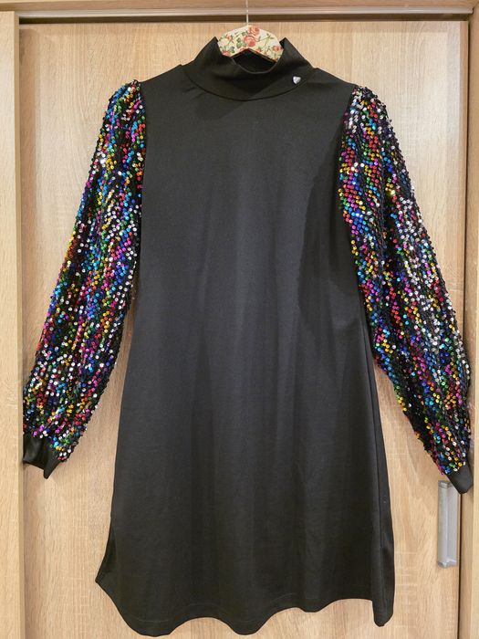 Къса рокля с пайетени ръкави