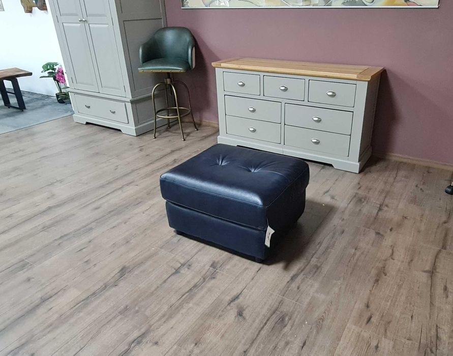 Синя кожена табуретка