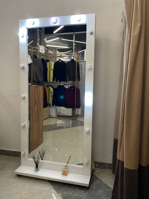 Зеркало с лампочками на колесиках