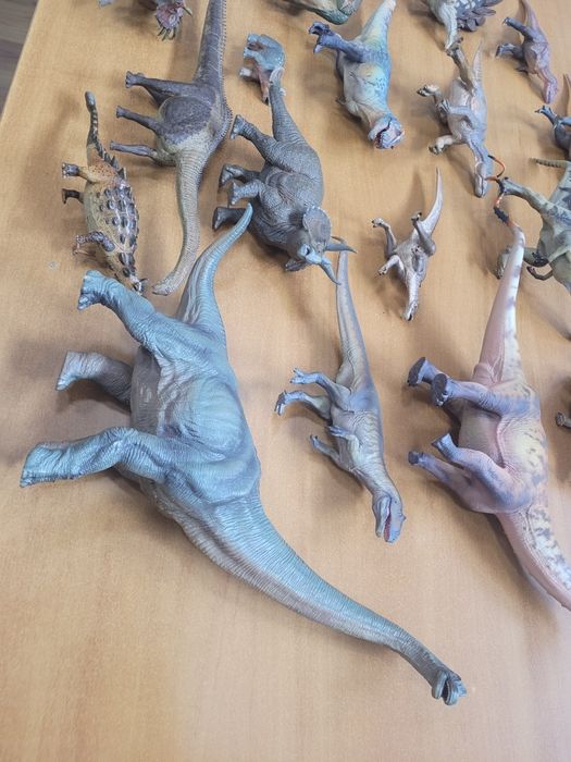 Динозаври играчки