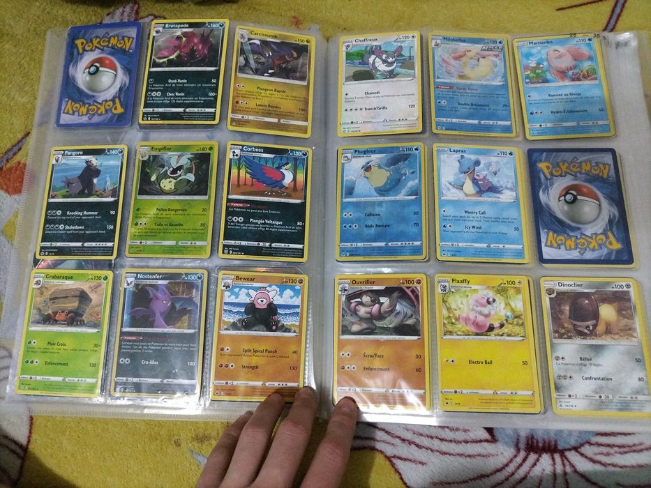 Vand cărți pokemon