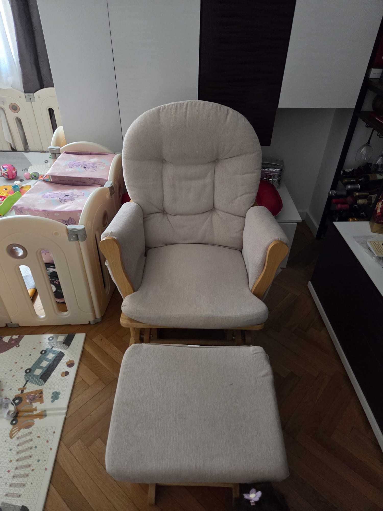 Scaun balansoar pentru alaptat cu suport picioare