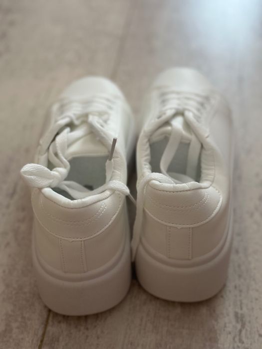 Дамски бели кецове еко кожа