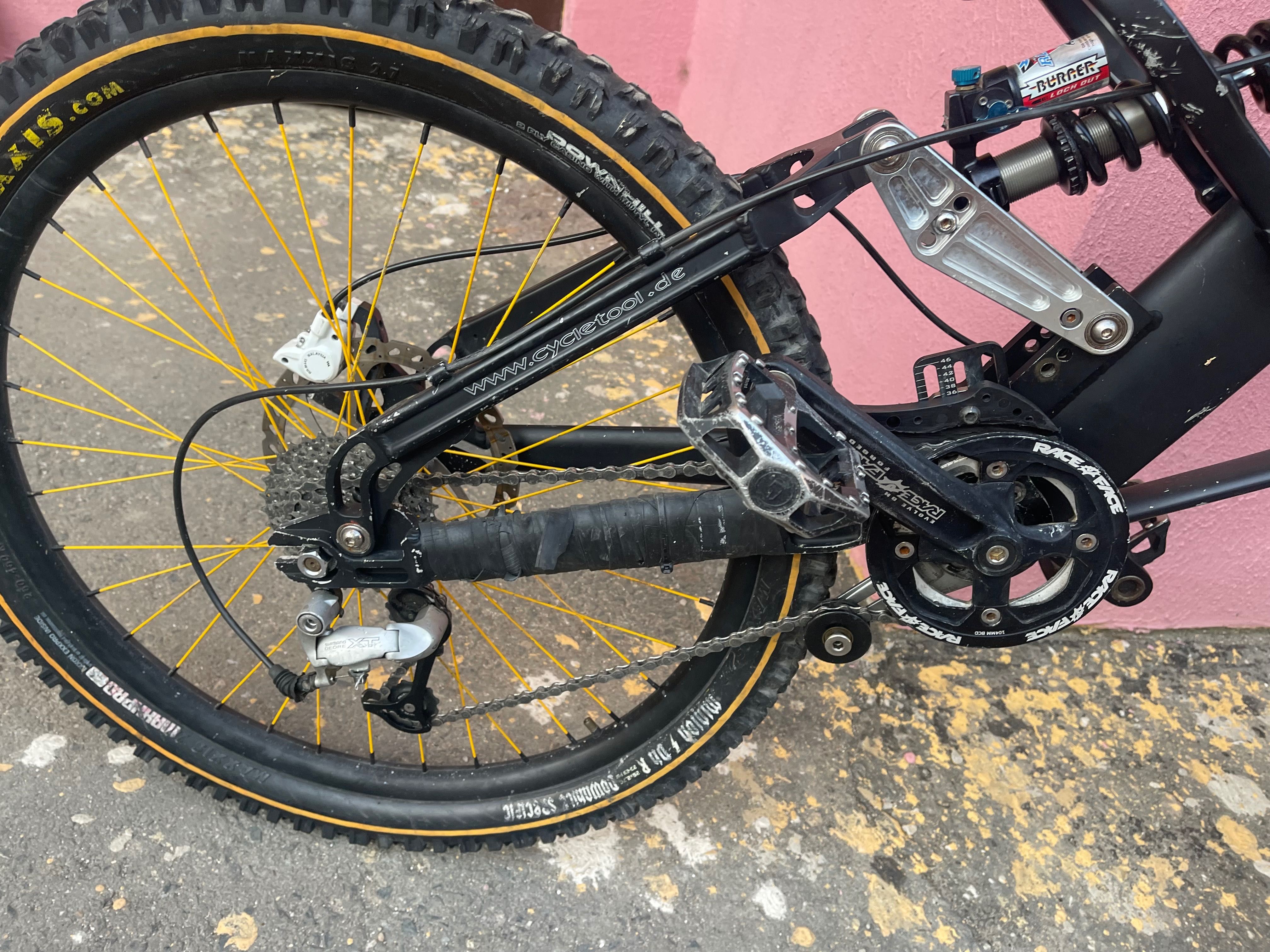 Vând bicicletă de DH Cycletool Weapon