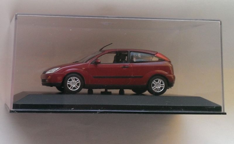 Macheta Ford Focus mk1 2000 3 usi - Minichamps 1/43 noua