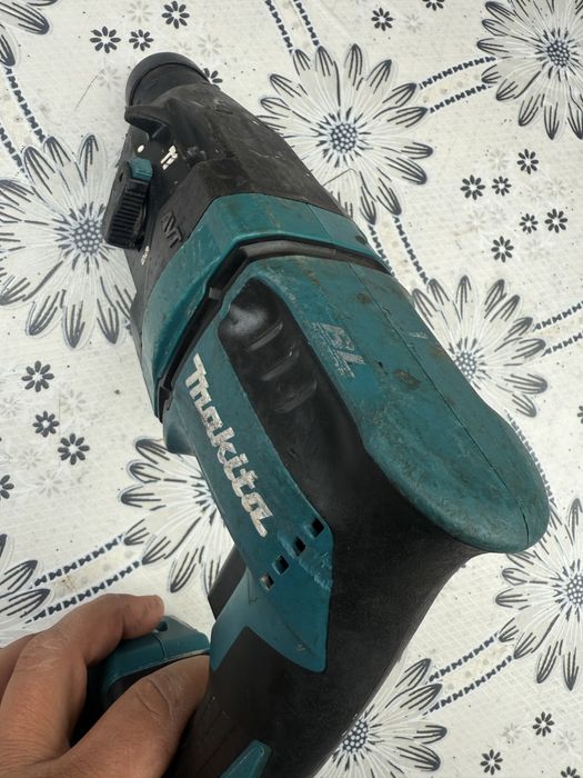 Акумулаторен перфоратор Makita DHR182