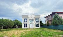 Модерна триетажна къща с просторен двор само на 10 минути от София