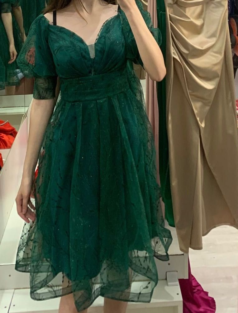 Vând rochie scurtă verde smarald