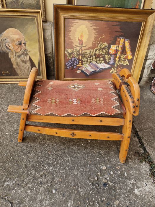 Чудесна антикварна табуретка тип камилско седло