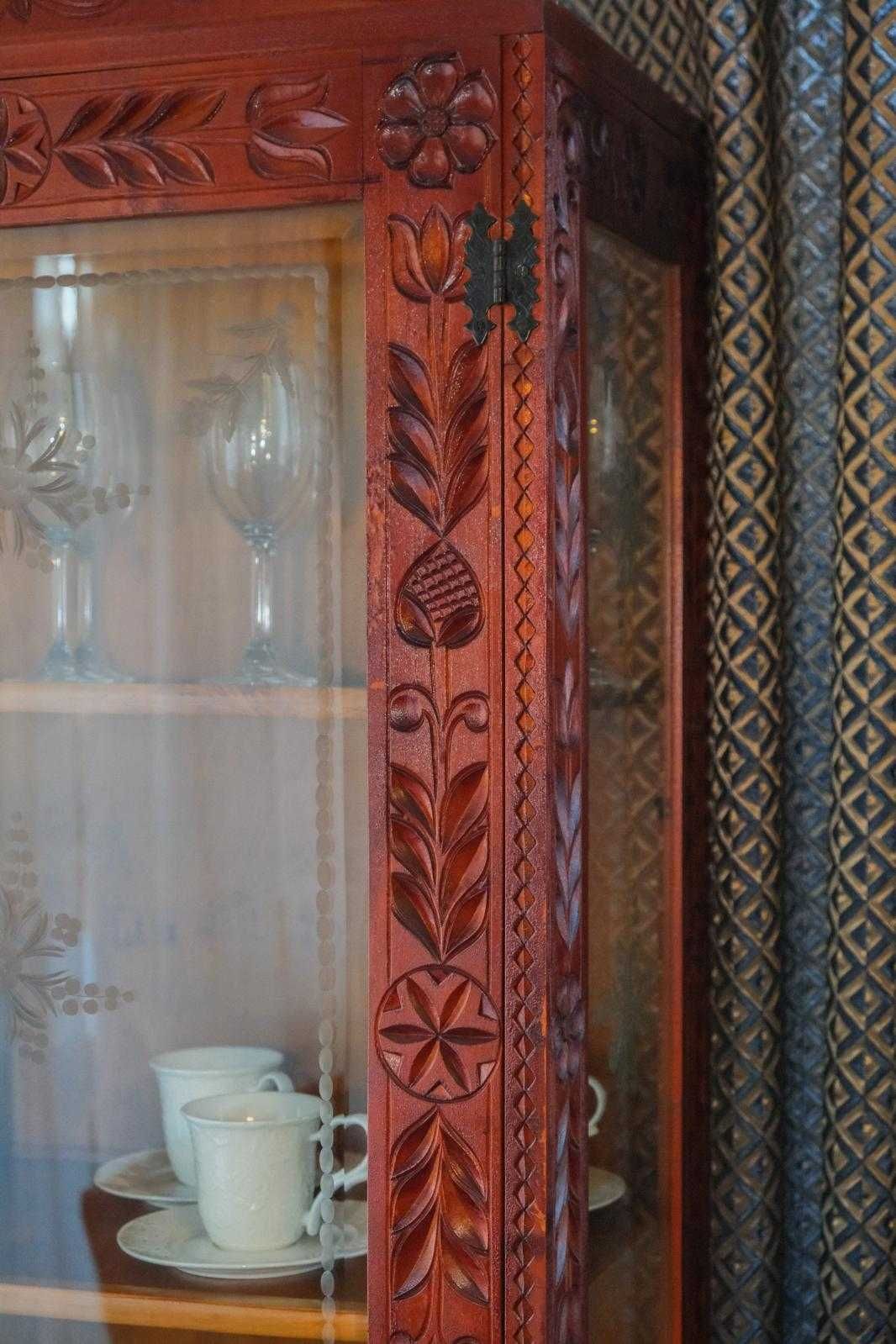 Mobila sculptata din lemn