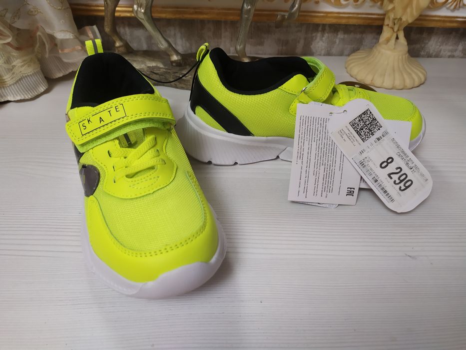 Продам детские кроссовки