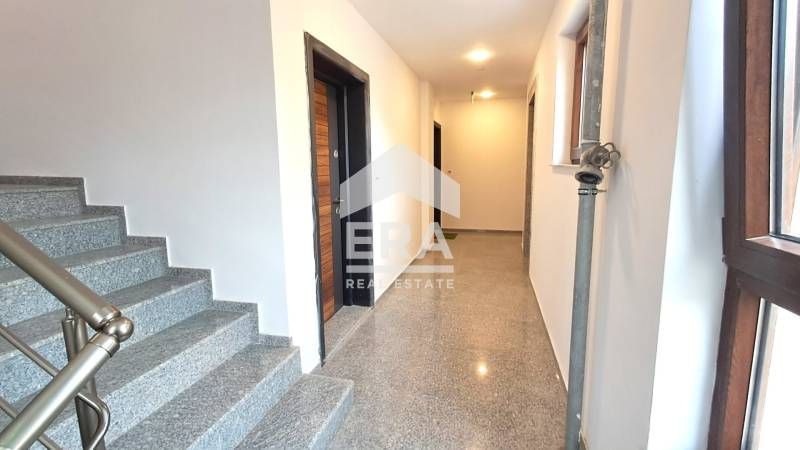 Тристаен, частично обзаведен апартамент за продажба, с морска панорама