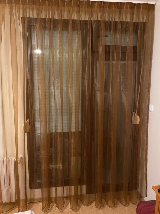 Пердета от оганза  с рамери дължина на релса 188 см, височина 240 см.