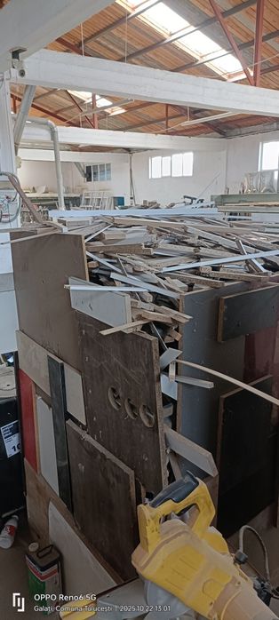 Vând resturi de pal și lemn