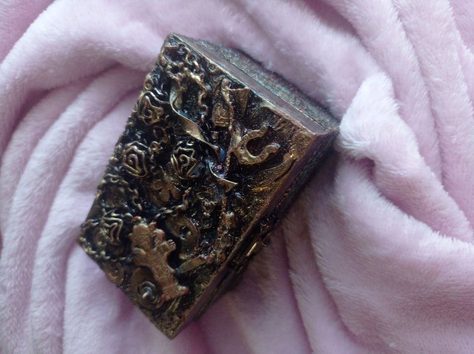 Кутийка за бижута, ръчно изработена, дървена с размери 10см*5**6см