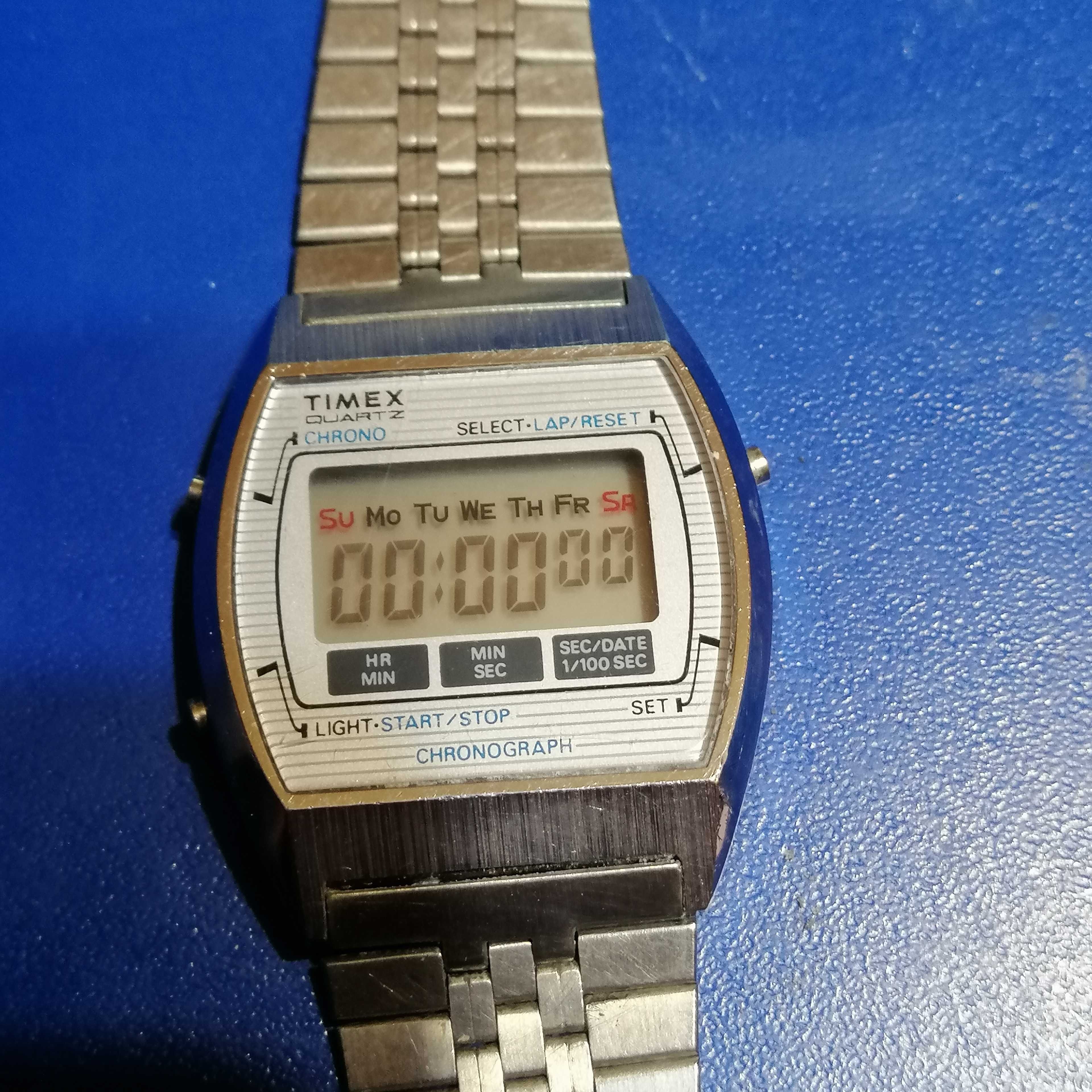 CEAS  foarte frumos  /bun - TIMEX  QUARTZ - LCD -anii 70