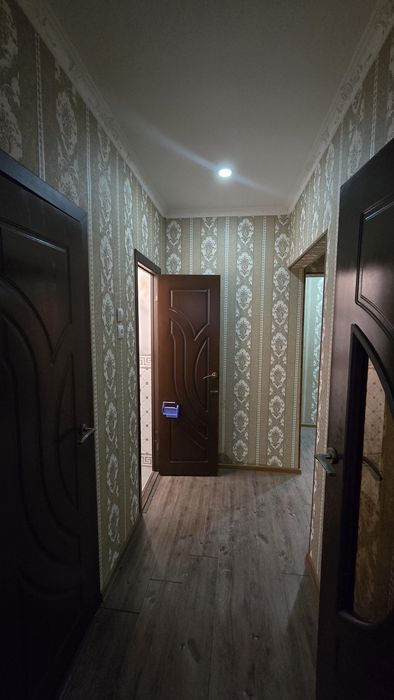 Срочно 2 хонали квартира Сотилади