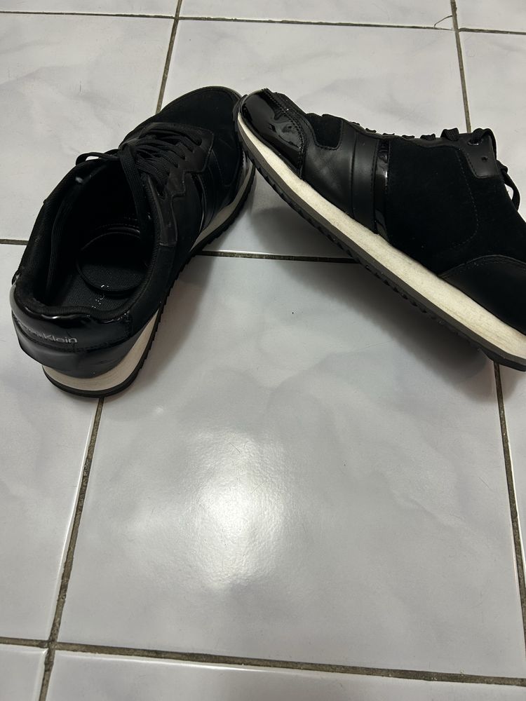 Calvin Klein - Pantofi sport din piele intoarsa cu insertii lucioase
