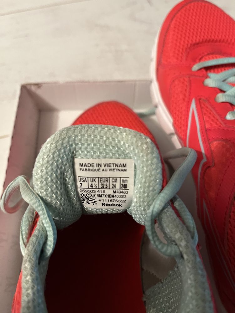 Маратонки REEBOK, носени са но са много запазени. Цена 25лв.