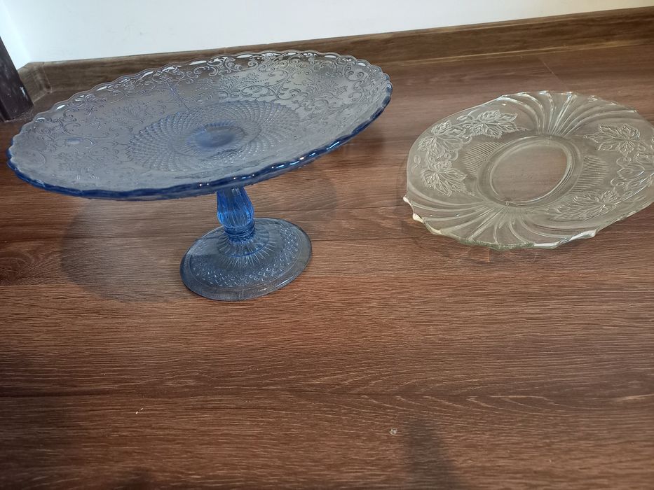 Trei platouri servire pentru oaspeti 
- 2 platouri din sticla groasa c