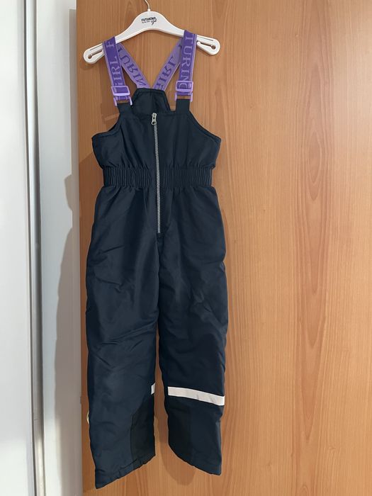 брюки на лямках.